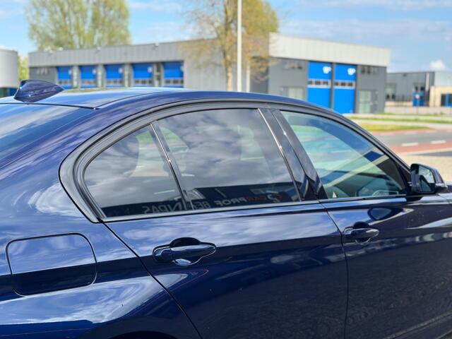 BMW 3-SERIE 320I Corporate Lease High Executive '' Apple Carplay - Clima - PDC ''