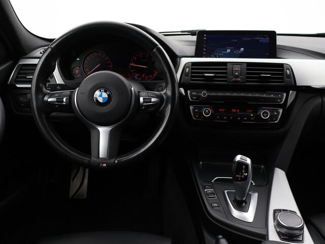 BMW 3-SERIE Touring 318i M-SPORT + AFN. TREKHAAK | LEDER SPORTINT. | DIGITALE COCKPIT | STOELVERWARMING