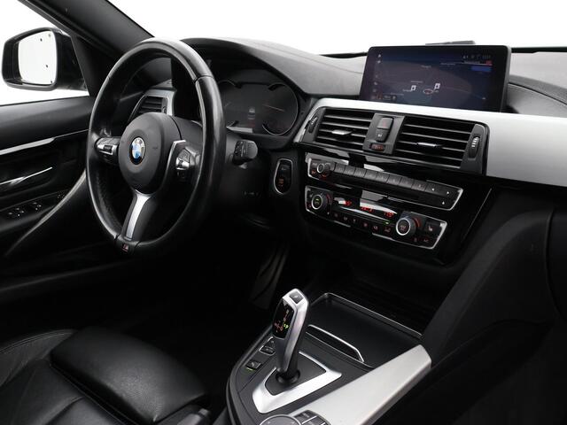 BMW 3-SERIE Touring 318i M-SPORT + AFN. TREKHAAK | LEDER SPORTINT. | DIGITALE COCKPIT | STOELVERWARMING