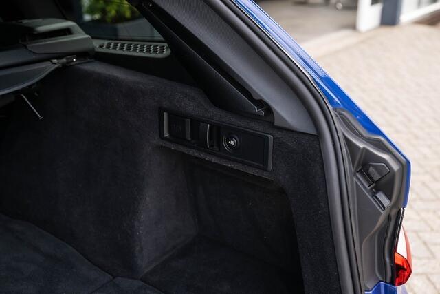 BMW 3-SERIE 330 330e xDrive Touring M Sport | Panorama | Maxton | Trekhaak | Head-Up | Comfort Access | Leder | 19' Inch |