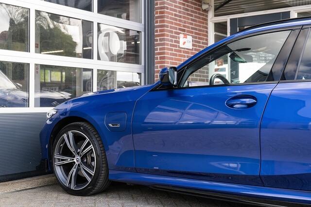 BMW 3-SERIE 330 330e xDrive Touring M Sport | Panorama | Maxton | Trekhaak | Head-Up | Comfort Access | Leder | 19' Inch |