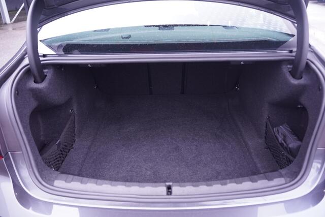 BMW 3-SERIE 320i Sport Line Led koplampen Apple Carplay Leder Memory Stoelverwarming 1e Eigenaar NAP