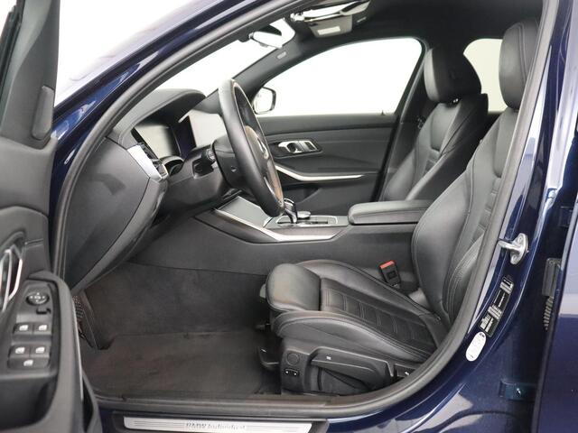 BMW 3-SERIE 318i Luxury Line | Sportstoelen | Leder | Carplay | Live Cockpit | Sfeerverlichting | Trekhaak | Parkeerhulp | Climate control | Full LED | Cruise control | Bluetooth