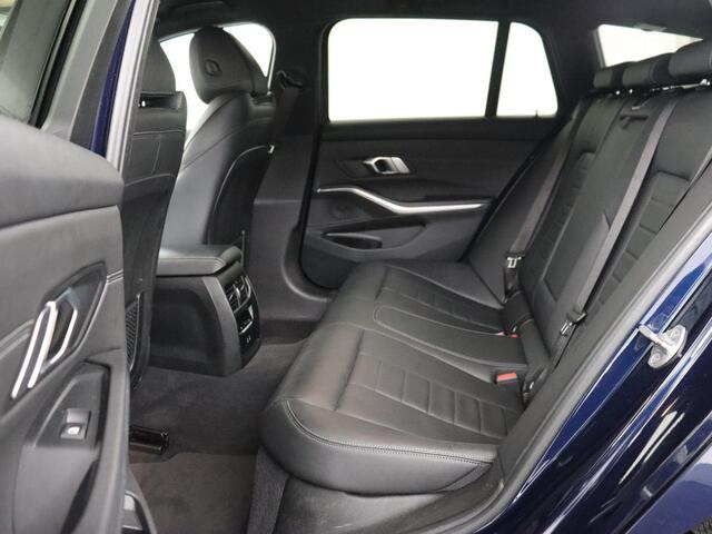 BMW 3-SERIE 318i Luxury Line | Sportstoelen | Leder | Carplay | Live Cockpit | Sfeerverlichting | Trekhaak | Parkeerhulp | Climate control | Full LED | Cruise control | Bluetooth