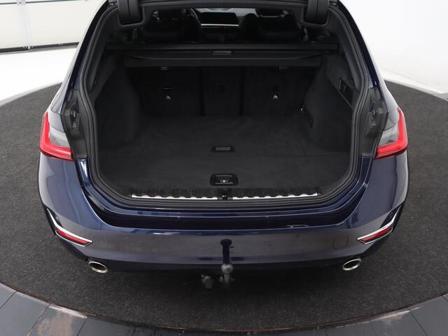 BMW 3-SERIE 318i Luxury Line | Sportstoelen | Leder | Carplay | Live Cockpit | Sfeerverlichting | Trekhaak | Parkeerhulp | Climate control | Full LED | Cruise control | Bluetooth