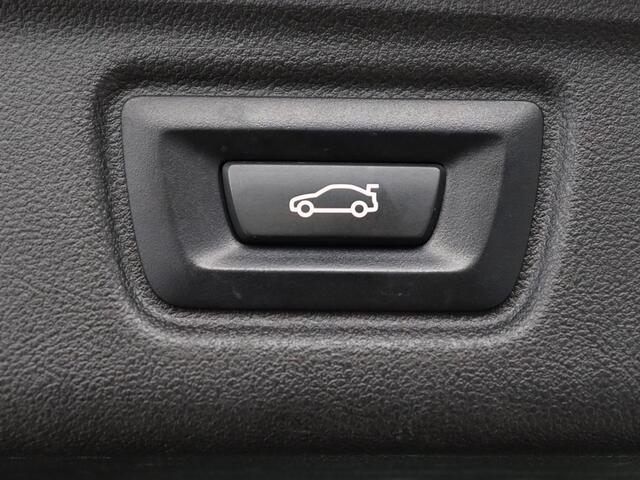 BMW 3-SERIE 318i Luxury Line | Sportstoelen | Leder | Carplay | Live Cockpit | Sfeerverlichting | Trekhaak | Parkeerhulp | Climate control | Full LED | Cruise control | Bluetooth