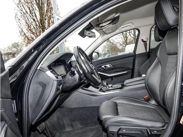 BMW 3-SERIE Touring 330e (215kW / 292pk) ** LED, HALF LEDER, TREKH, SHADOW-LINE, PRIVACY, HiFi ** 1e EIG - UNFALLFREI ** ** INFORMEER OOK NAAR ONZE AANTREKKELIJKE FINANCIAL-LEASE TARIEVEN **