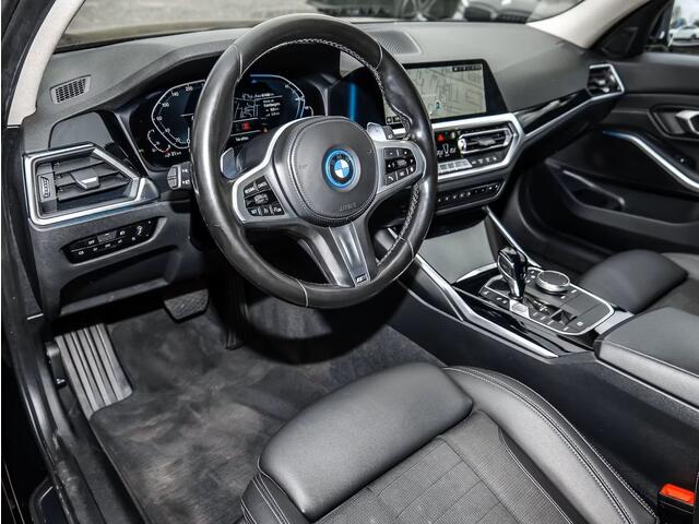 BMW 3-SERIE Touring 330e (215kW / 292pk) ** LED, HALF LEDER, TREKH, SHADOW-LINE, PRIVACY, HiFi ** 1e EIG - UNFALLFREI ** ** INFORMEER OOK NAAR ONZE AANTREKKELIJKE FINANCIAL-LEASE TARIEVEN **