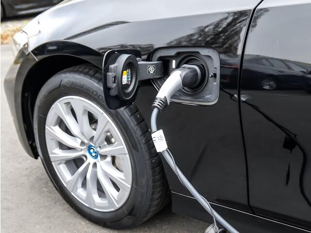 BMW 3-SERIE Touring 330e (215kW / 292pk) ** LED, HALF LEDER, TREKH, SHADOW-LINE, PRIVACY, HiFi ** 1e EIG - UNFALLFREI ** ** INFORMEER OOK NAAR ONZE AANTREKKELIJKE FINANCIAL-LEASE TARIEVEN **