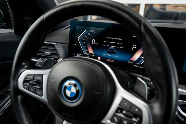 BMW 3-SERIE 330e Touring M Sport | Panorama | Harman/Kardon | Camera | 19' Inch |