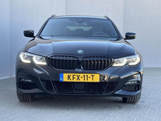 BMW 3-SERIE Touring 330e M-SPORT / PHEV / HUD / Adaptieve Cruise / Virtual Cockpit / Elektr. Klep / Stoel Verwarming / Lederen Bekleding / Apple Carplay & Android Auto / Dodehoek Detectie /