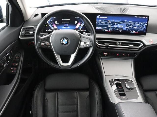 BMW 3-SERIE 318i | Leder | Adaptive cruise | Stoelverwarming | Memory | Live Cockpit | Sportstoelen | Carplay | Keyless | Trekhaak | Parkeerhulp | Climate control | Full LED | Origineel NL