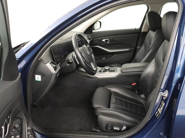 BMW 3-SERIE 318i | Leder | Adaptive cruise | Stoelverwarming | Memory | Live Cockpit | Sportstoelen | Carplay | Keyless | Trekhaak | Parkeerhulp | Climate control | Full LED | Origineel NL