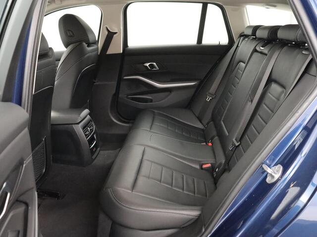 BMW 3-SERIE 318i | Leder | Adaptive cruise | Stoelverwarming | Memory | Live Cockpit | Sportstoelen | Carplay | Keyless | Trekhaak | Parkeerhulp | Climate control | Full LED | Origineel NL