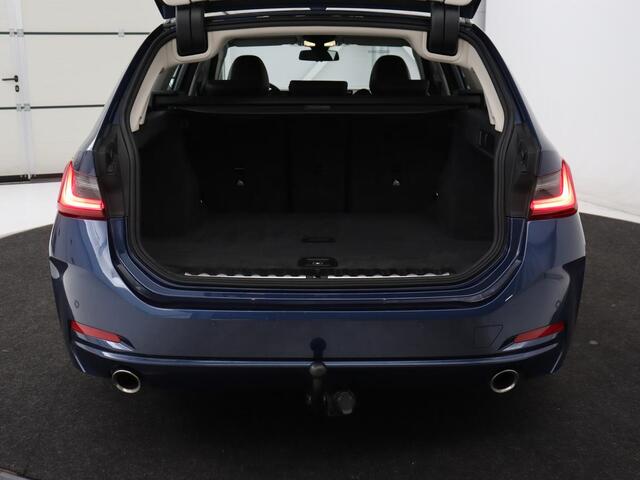 BMW 3-SERIE 318i | Leder | Adaptive cruise | Stoelverwarming | Memory | Live Cockpit | Sportstoelen | Carplay | Keyless | Trekhaak | Parkeerhulp | Climate control | Full LED | Origineel NL