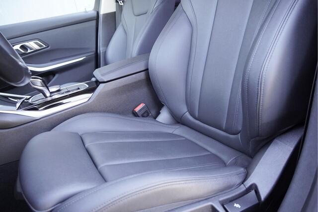BMW 3-SERIE 318i 157PK! Automaat High Business Edition BJ2021 Lmv 17" | Led V+A | Pdc | Elek. trekhaak | Navi | Virtual cockpit | Climate control | Cruise control | Lederen bekleding | Sportstoelen | Extra getint glas