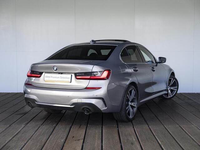 BMW 3-SERIE Sedan 330e | High Executive | M Sportpakket | Stuurwielrand Verwarmd | Comfort Access | Schuifdak | Elektrisch Verstelbare Sportstoelen | Driving Assistant Professional | Head-Up Display | Harman Kardon | 19''