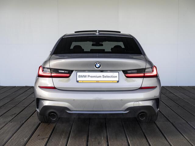 BMW 3-SERIE Sedan 330e | High Executive | M Sportpakket | Stuurwielrand Verwarmd | Comfort Access | Schuifdak | Elektrisch Verstelbare Sportstoelen | Driving Assistant Professional | Head-Up Display | Harman Kardon | 19''