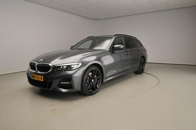 BMW 3-SERIE Touring 330e xDrive M Sport/ Elektrische Trekhaak/ Cruise Control/ Sportstoelen/ Stoelverwarming / Alu wielen 19 inch