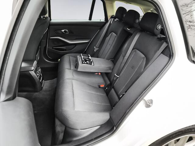 BMW 3-SERIE Touring 320i Business Edition 1e-Eig. & Dealer-Onderh. BOVAG-Garantie. NL-Auto.