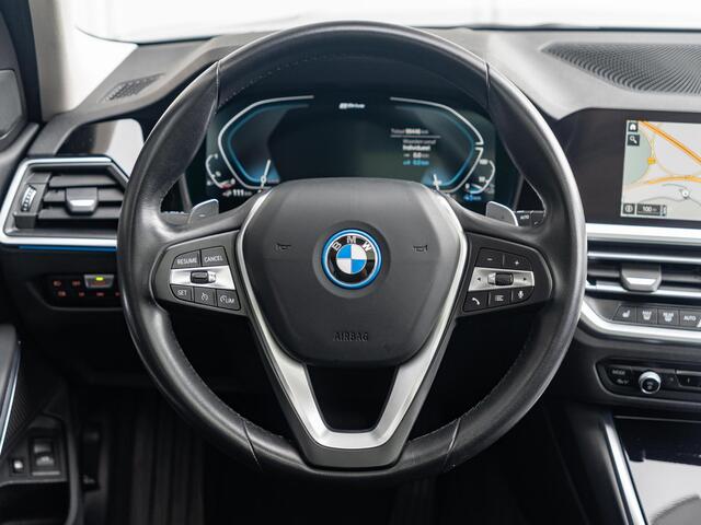 BMW 3-SERIE Touring 330e | Innovationspakket | Comfort Access | Achteruitrijcamera | Panoramadak | Stoelverwarming | Head-Up Display | 19''