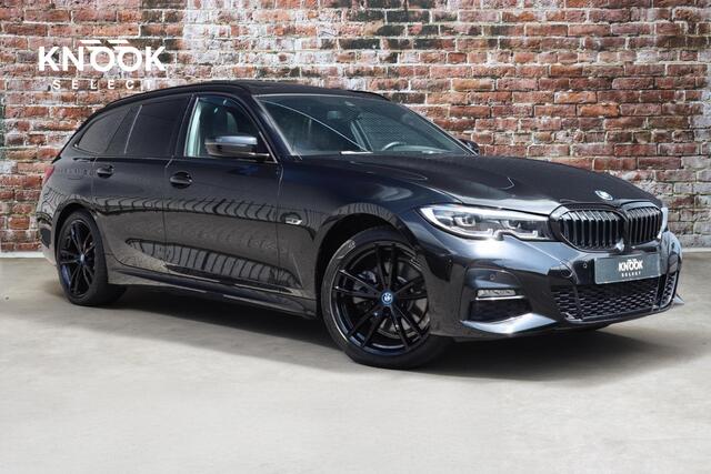 BMW 3-SERIE Touring 320e xDrive High Executive M Sport Pakket Automaat / Live Cockpit Professional / Adaptief M Onderstel / Panoramadak / Stoelverwarming / Extra Getint Glas / LED / 19 Inch / Hifi / Lichtpakket