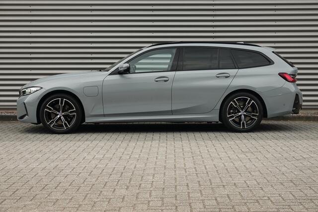 BMW 3-SERIE Touring 330e xDrive M-Sport | Panoramadak | HUD | Facelift | Camera |