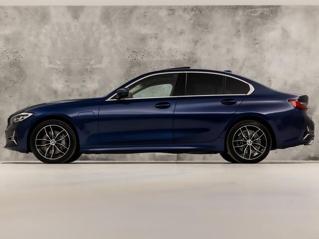 BMW 3-SERIE 330e High Executive 252Pk Automaat (SCHUIFDAK, DEALER ONDERHOUDEN, APPLE CARPLAY, GROOT NAVI, CAMERA, GETINT GLAS, BRUIN LEDER, SPORTSTOELEN, STUUR/STOELVERWARMING, SFEERVERLICHTING, NIEUWSTAAT)