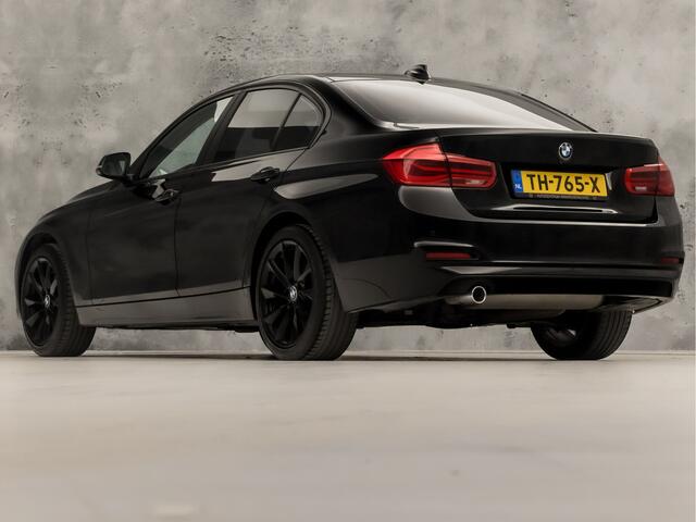 BMW 3-SERIE 318i Sportline Automaat (GROOT NAVI, BLACK PACK, CLIMATE, PARKEERSENSOREN, SPORTSTOELEN, LED KOPLAMPEN, CRUISE, NIEUWE APK, NIEUWSTAAT)