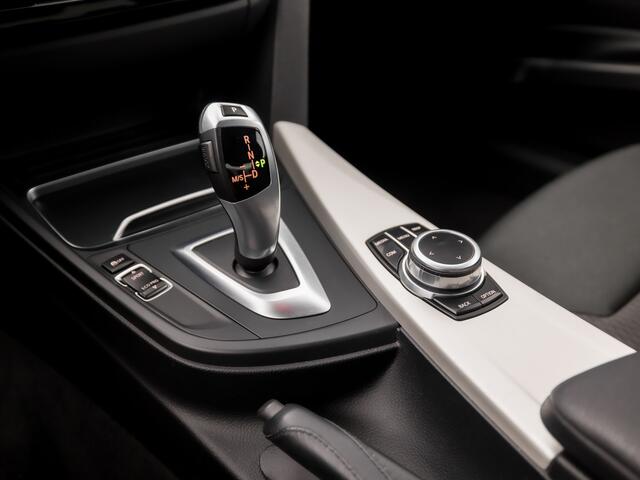 BMW 3-SERIE 318i Sportline Automaat (GROOT NAVI, BLACK PACK, CLIMATE, PARKEERSENSOREN, SPORTSTOELEN, LED KOPLAMPEN, CRUISE, NIEUWE APK, NIEUWSTAAT)