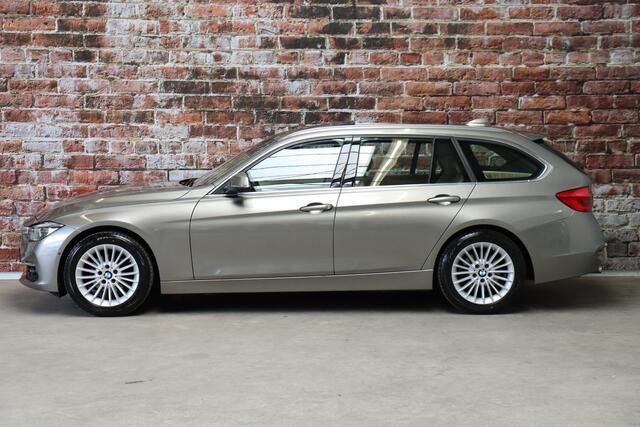 BMW 3-SERIE Touring 320i High Executive Luxury Line Automaat / Navigatiesysteem Professional / Panoramadak / Adaptieve Cruise Control / Trekhaak / Head-Up Display / Stoelverwarming / LED/ Achteruitrijcamera / Stuurwielverwarming / Elektrisch Verstelbare Stoelen