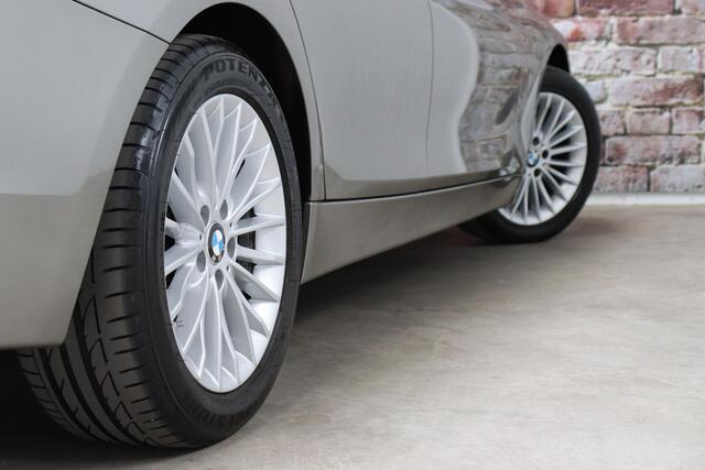 BMW 3-SERIE Touring 320i High Executive Luxury Line Automaat / Navigatiesysteem Professional / Panoramadak / Adaptieve Cruise Control / Trekhaak / Head-Up Display / Stoelverwarming / LED/ Achteruitrijcamera / Stuurwielverwarming / Elektrisch Verstelbare Stoelen