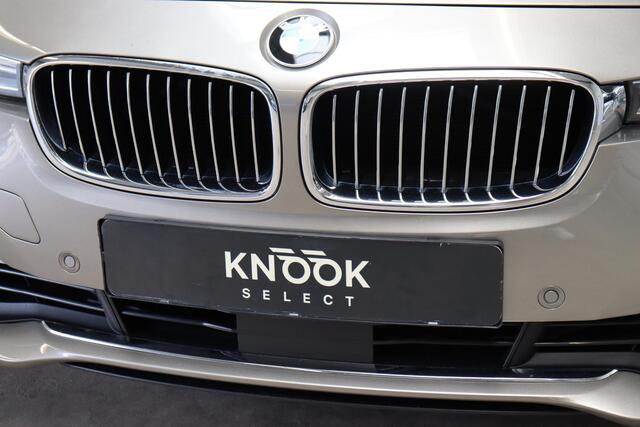 BMW 3-SERIE Touring 320i High Executive Luxury Line Automaat / Navigatiesysteem Professional / Panoramadak / Adaptieve Cruise Control / Trekhaak / Head-Up Display / Stoelverwarming / LED/ Achteruitrijcamera / Stuurwielverwarming / Elektrisch Verstelbare Stoelen