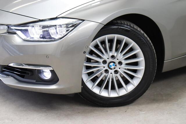 BMW 3-SERIE Touring 320i High Executive Luxury Line Automaat / Navigatiesysteem Professional / Panoramadak / Adaptieve Cruise Control / Trekhaak / Head-Up Display / Stoelverwarming / LED/ Achteruitrijcamera / Stuurwielverwarming / Elektrisch Verstelbare Stoelen
