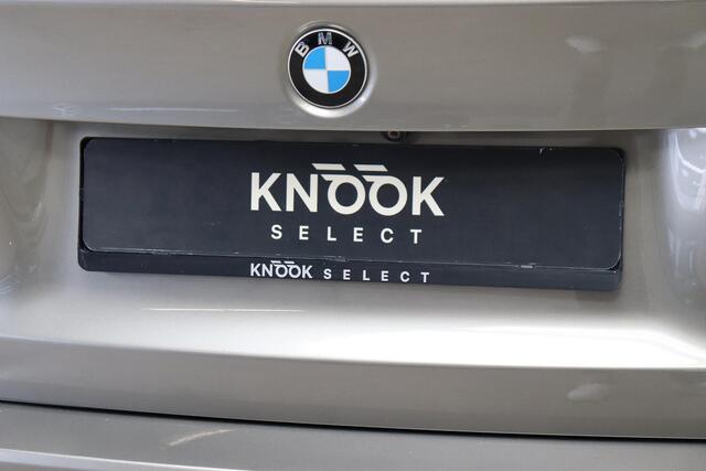 BMW 3-SERIE Touring 320i High Executive Luxury Line Automaat / Navigatiesysteem Professional / Panoramadak / Adaptieve Cruise Control / Trekhaak / Head-Up Display / Stoelverwarming / LED/ Achteruitrijcamera / Stuurwielverwarming / Elektrisch Verstelbare Stoelen