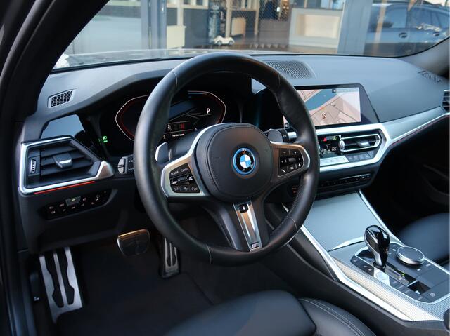 BMW 3-SERIE Touring 330e High Exec. PHEV M-Sport | Leder | ACC | Camera | Trekhaak |