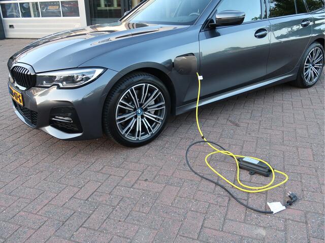 BMW 3-SERIE Touring 330e High Exec. PHEV M-Sport | Leder | ACC | Camera | Trekhaak |