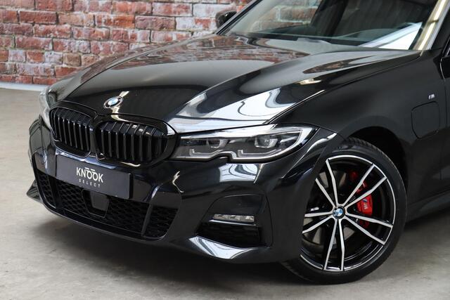 BMW 3-SERIE Touring 330e Business Edition Plus M Sport Pakket Automaat / Navigatiesysteem Professional / Head-Up Display / Panoramadak / Adaptief M Onderstel / Stoelverwarming / HiFi / Adaptieve Cruise Control / Leder / 19 Inch /