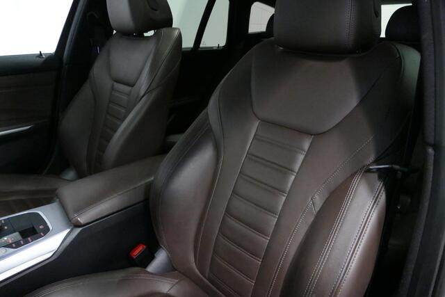 BMW 3-SERIE Touring 320e xDrive M Sport / M340i Diffuser / Black Diamond M Grille / M340i M Sport bumper pakket / Schuif-/kanteldak / Elektr. verstelbare voorstoelen (links met memory) / Stoelverwarming / Apple Carplay - Android Auto / Achteruitrijcamera / Ambienteve