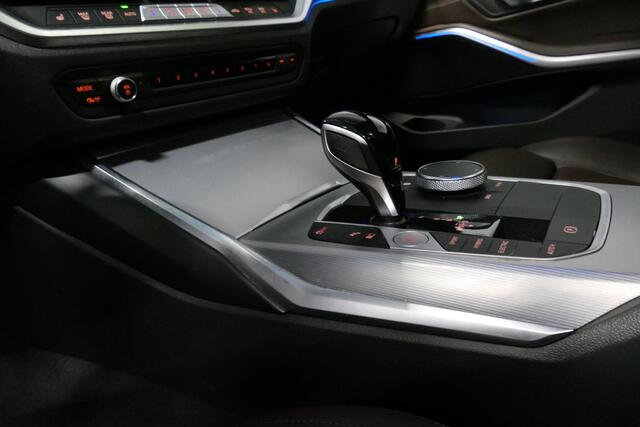 BMW 3-SERIE Touring 320e xDrive M Sport / M340i Diffuser / Black Diamond M Grille / M340i M Sport bumper pakket / Schuif-/kanteldak / Elektr. verstelbare voorstoelen (links met memory) / Stoelverwarming / Apple Carplay - Android Auto / Achteruitrijcamera / Ambienteve