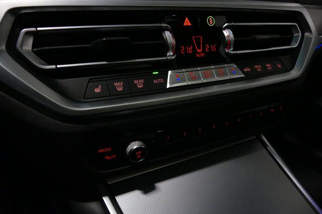 BMW 3-SERIE Touring 320e xDrive M Sport / M340i Diffuser / Black Diamond M Grille / M340i M Sport bumper pakket / Schuif-/kanteldak / Elektr. verstelbare voorstoelen (links met memory) / Stoelverwarming / Apple Carplay - Android Auto / Achteruitrijcamera / Ambienteve
