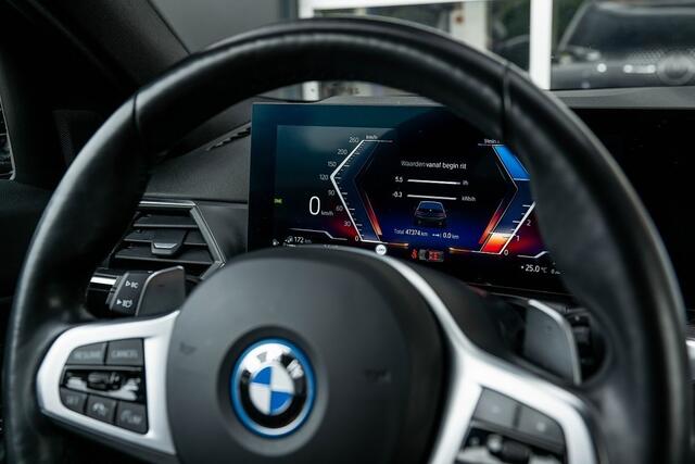 BMW 3-SERIE 330 330e Touring M Sport | Maxton | ACC | Trekhaak | Stoelverwarming | Widescreen | 18' Inch |
