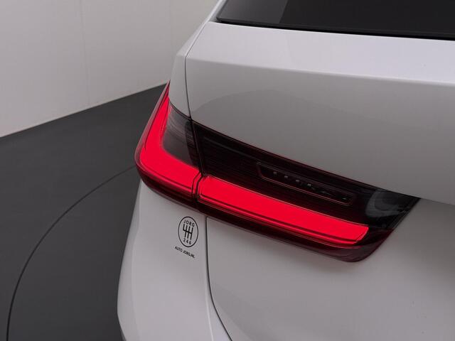 BMW 3-SERIE Touring 330e High Executive Pano | Trekhaak | HUD | Lederen interieur |
