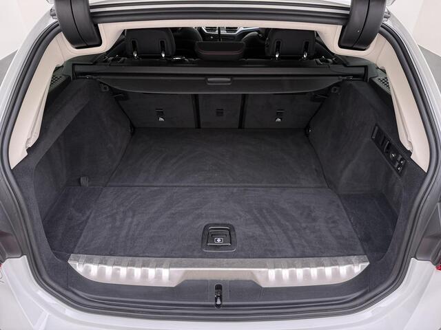 BMW 3-SERIE Touring 330e High Executive Pano | Trekhaak | HUD | Lederen interieur |