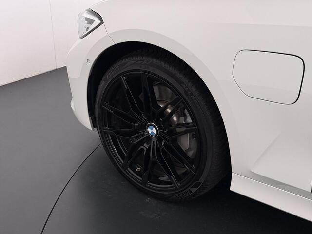 BMW 3-SERIE Touring 330e High Executive Pano | Trekhaak | HUD | Lederen interieur |