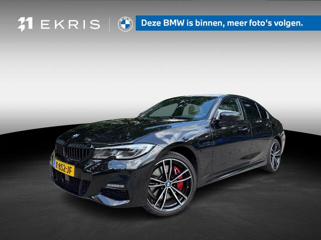 BMW 3-SERIE Sedan 330e | Elektrisch glazen schuif-/kanteldak | Trekhaak met elektrisch wegklapbare kogel | Driving Assistant Professional | Harman Kardon Surround Sound Systeem | BMW Head-Up Display | Parking Assistant Plus