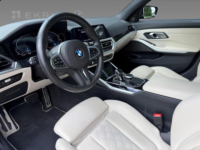 BMW 3-SERIE Sedan 330e | Elektrisch glazen schuif-/kanteldak | Trekhaak met elektrisch wegklapbare kogel | Driving Assistant Professional | Harman Kardon Surround Sound Systeem | BMW Head-Up Display | Parking Assistant Plus