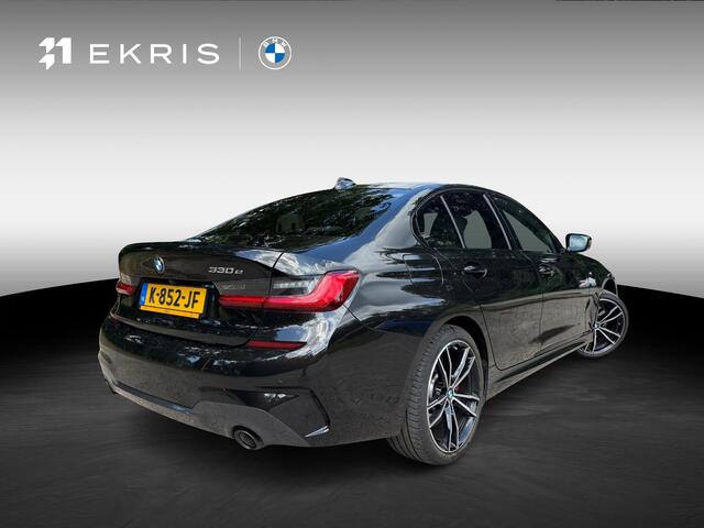 BMW 3-SERIE Sedan 330e | Elektrisch glazen schuif-/kanteldak | Trekhaak met elektrisch wegklapbare kogel | Driving Assistant Professional | Harman Kardon Surround Sound Systeem | BMW Head-Up Display | Parking Assistant Plus