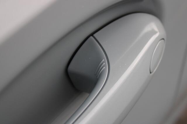 BMW 3-SERIE 330e M Sport Automaat / Schuif-kanteldak / Sportstoelen / Adaptieve LED / Parking Assistant Plus / Live Cockpit Professional / Stoelverwarming / Comfort Access