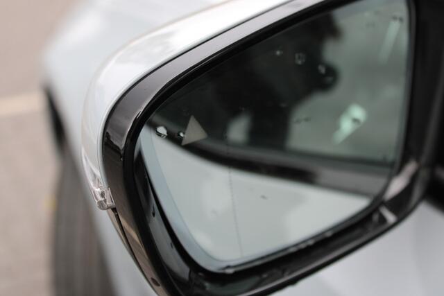 BMW 3-SERIE 330e M Sport Automaat / Schuif-kanteldak / Sportstoelen / Adaptieve LED / Parking Assistant Plus / Live Cockpit Professional / Stoelverwarming / Comfort Access